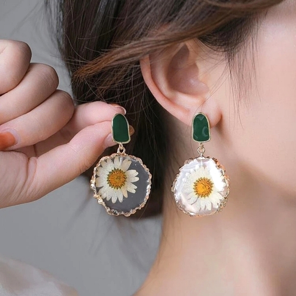 Gold hoop Pressed Flower Daisy Earrings Green Botanical Cottagecore Statement💖